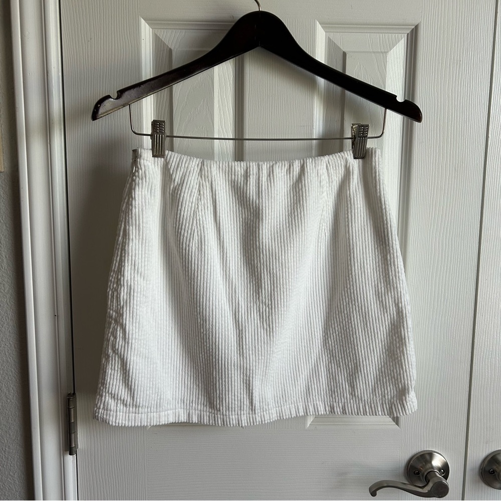 Glassons bright white corduroy mini skirt w/ side zipper - Picture 3 of 6
